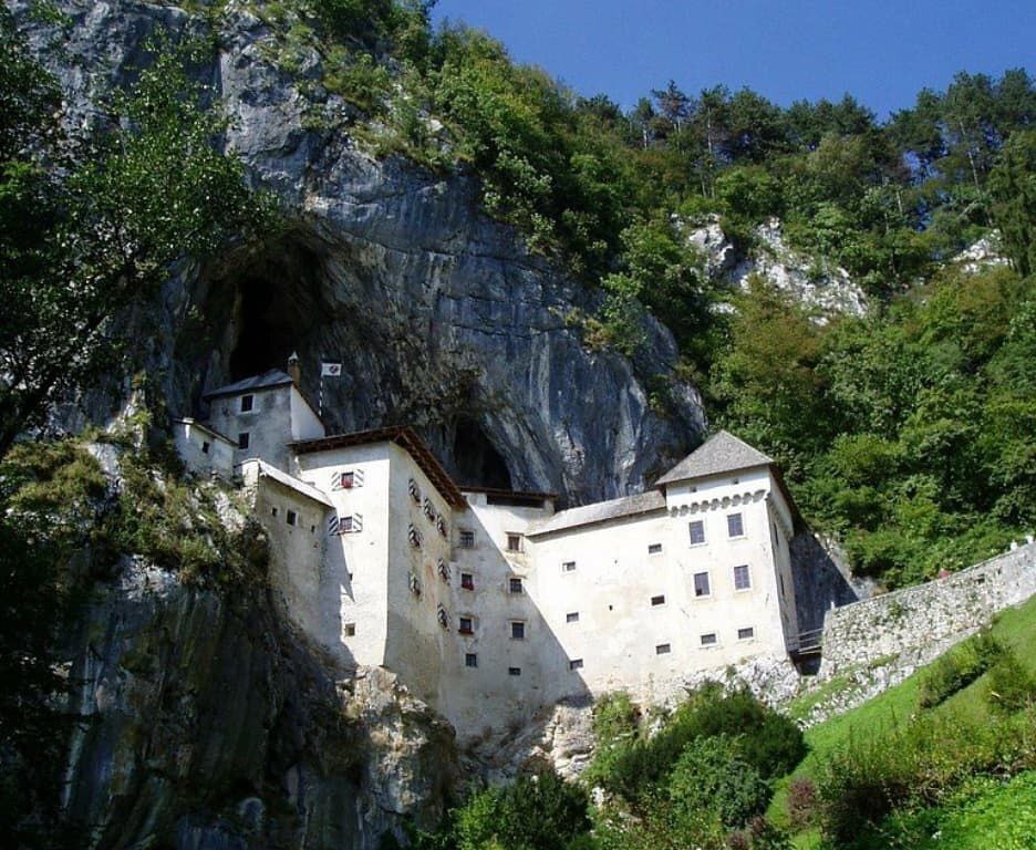 "Предъямский замок: Жемчужина в скале Словении"