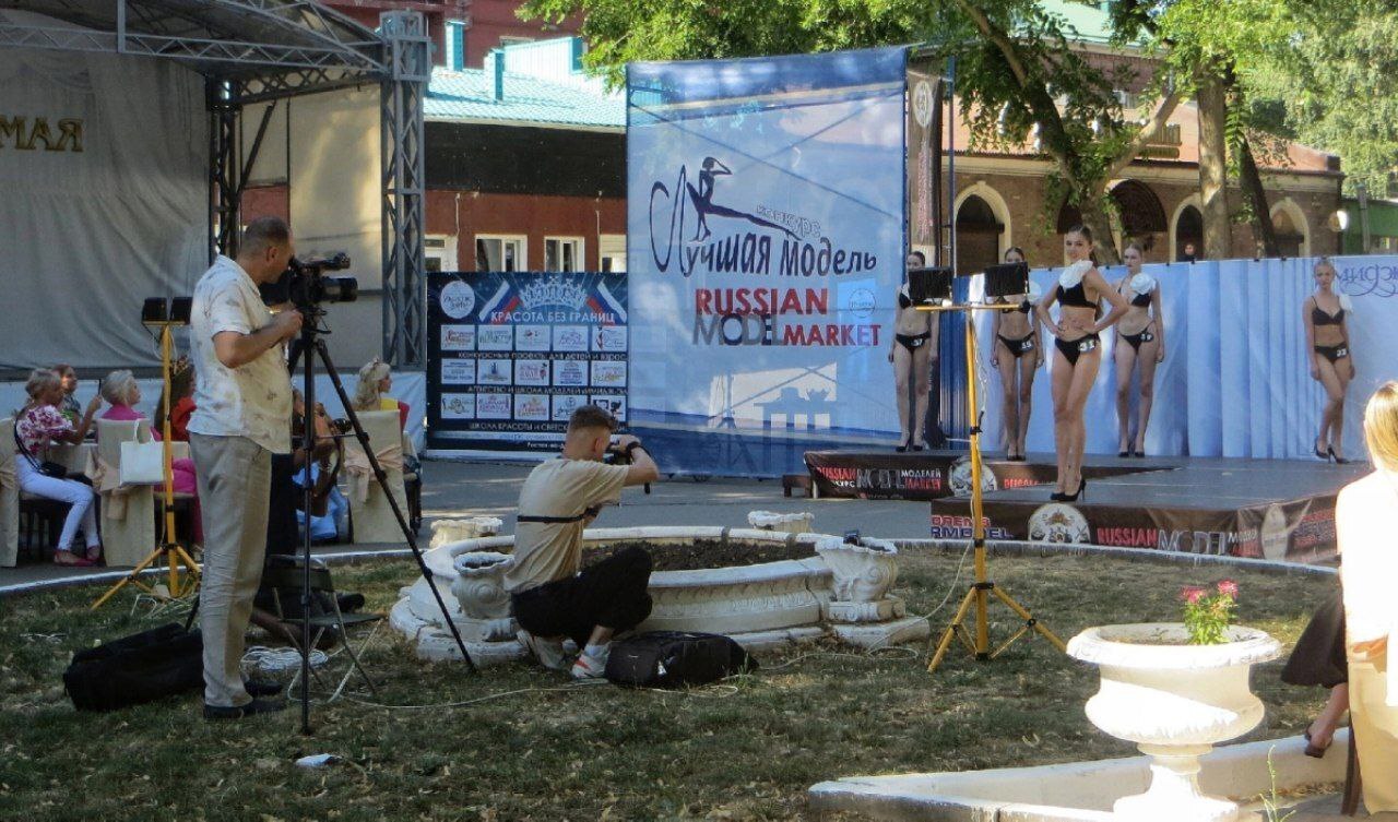 В Ростове прошел конкурс красоты среди подростков, вызвавший волну негодования(девочки в трусах и лифчики позируют под открытом небом