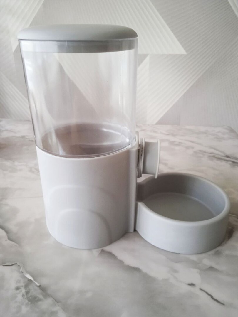 Хотела сделать кошке подарок — купила кормушку, но ее придется возвращать!