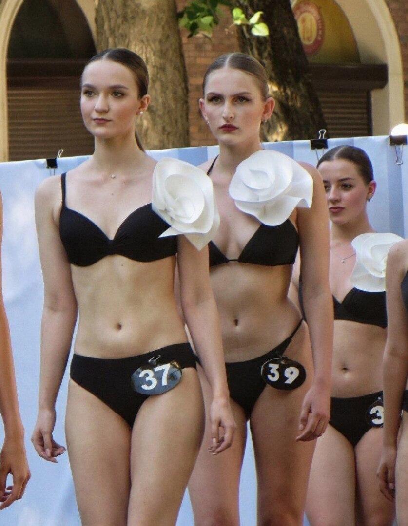 В Ростове прошел конкурс красоты среди подростков, вызвавший волну негодования(девочки в трусах и лифчики позируют под открытом небом