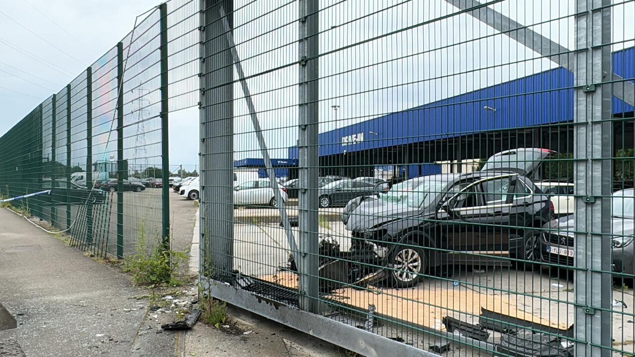 Несовершеннолетние, получившие серьезные травмы на автостоянке Макро, катались на припаркованной машине, в которой все еще был ключ