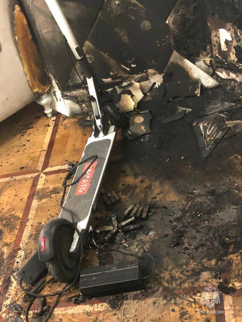 Вспыхнувший электросамокат вызвал пожар в квартире на западе Москвы