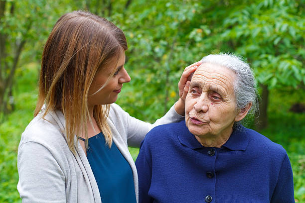 А вы знаете как себя вести, когда проявляется старческая агрессия и как правильно обеспечить уход в таком случае?