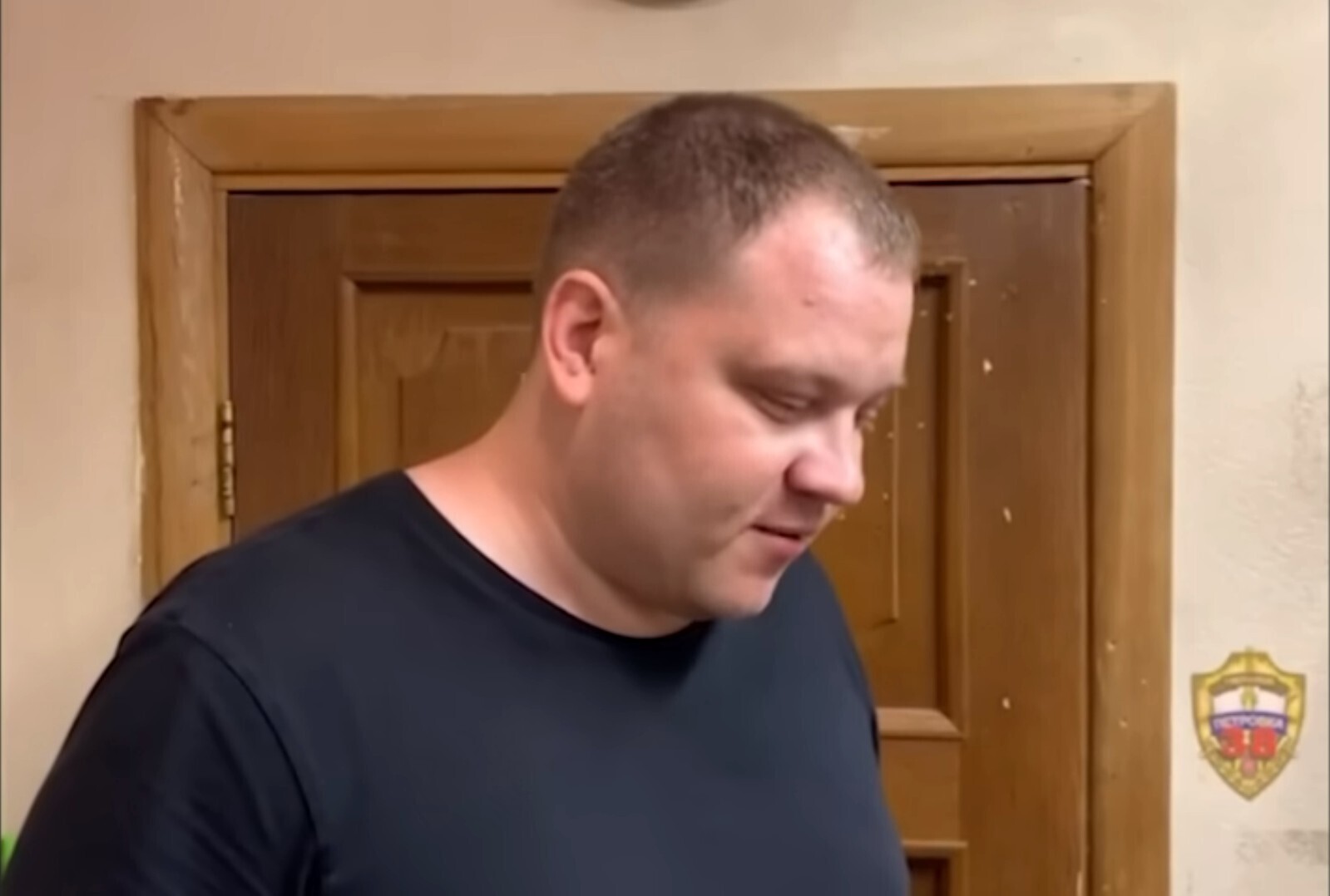 Тюлени должны загорать в зоопарке😮: Московский любитель солнечных ванн загорал в трусах на детской площадке, ударил девушку и получил 10 суток ареста