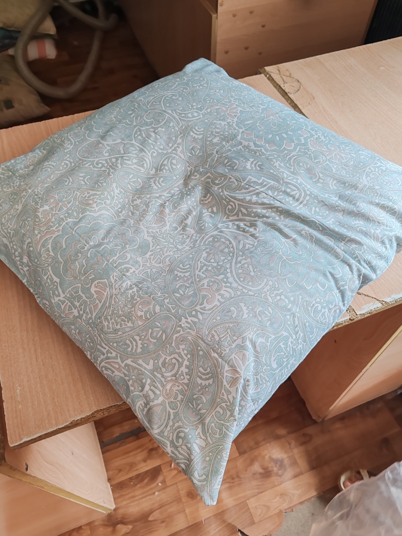 Сухая чистка подушек. Вы о таком слышали? Не нужно выбрасывать старую подушку, ей просто нужно почистить перышки. 🤗