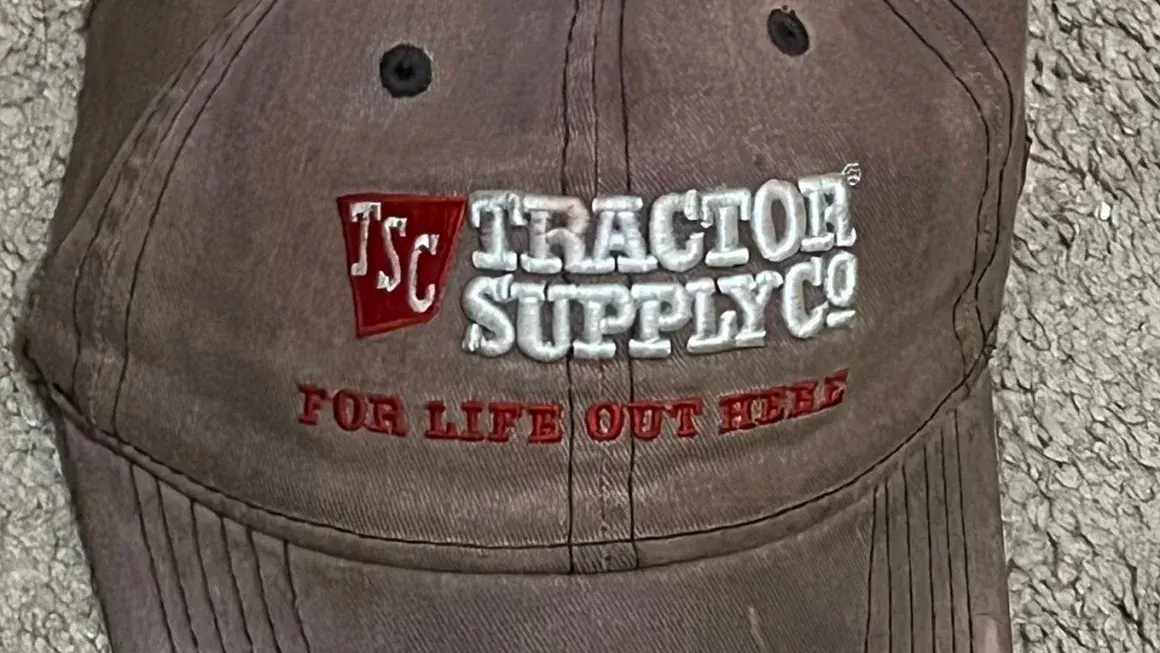 Мнение: Моя кепка Tractor Supply была символом. Теперь это в мусоре