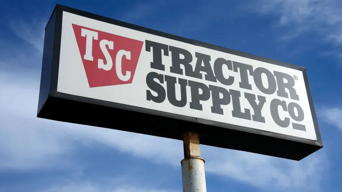 Мнение: Моя кепка Tractor Supply была символом. Теперь это в мусоре