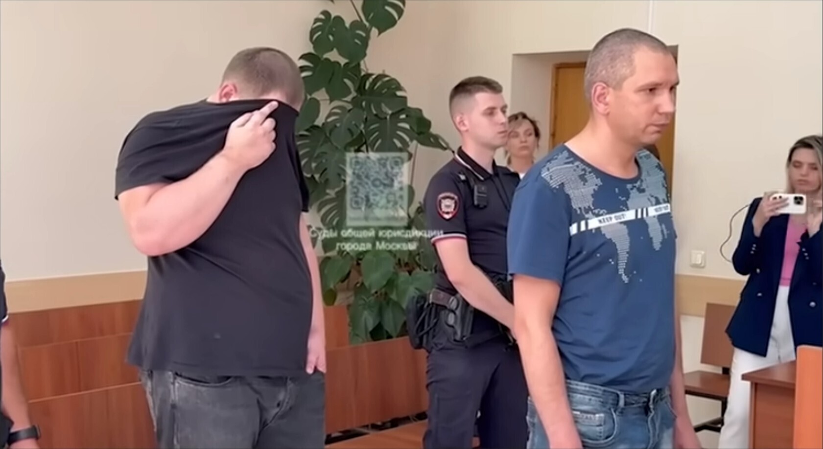 Тюлени должны загорать в зоопарке😮: Московский любитель солнечных ванн загорал в трусах на детской площадке, ударил девушку и получил 10 суток ареста