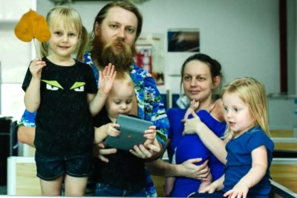 Конвейер из детишек Тепляковых, рано заканчивающих школу, а затем штурмующих вузы Москвы, пока и не думает заканчиваться.