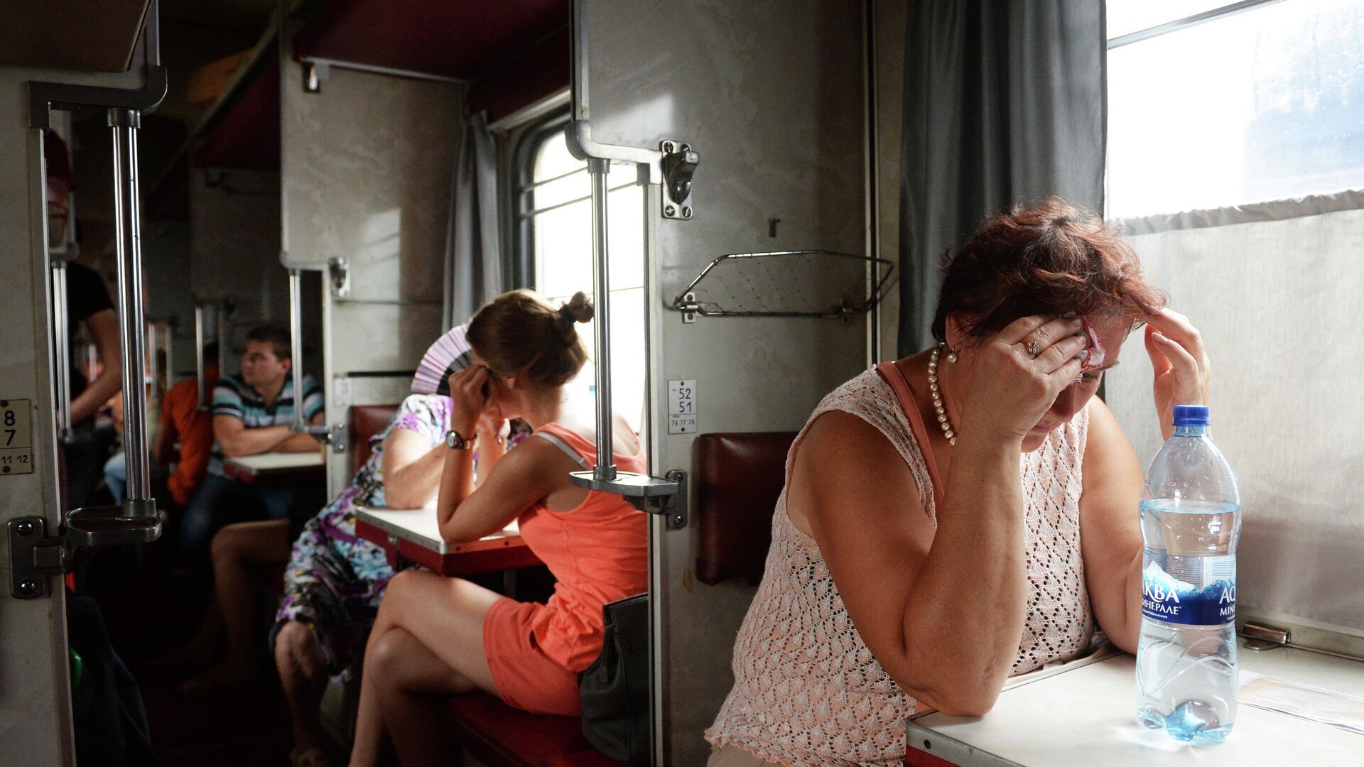 Жара и духота в поезде: какая должна быть температура в вагоне? Что делать, если есть нарушения?