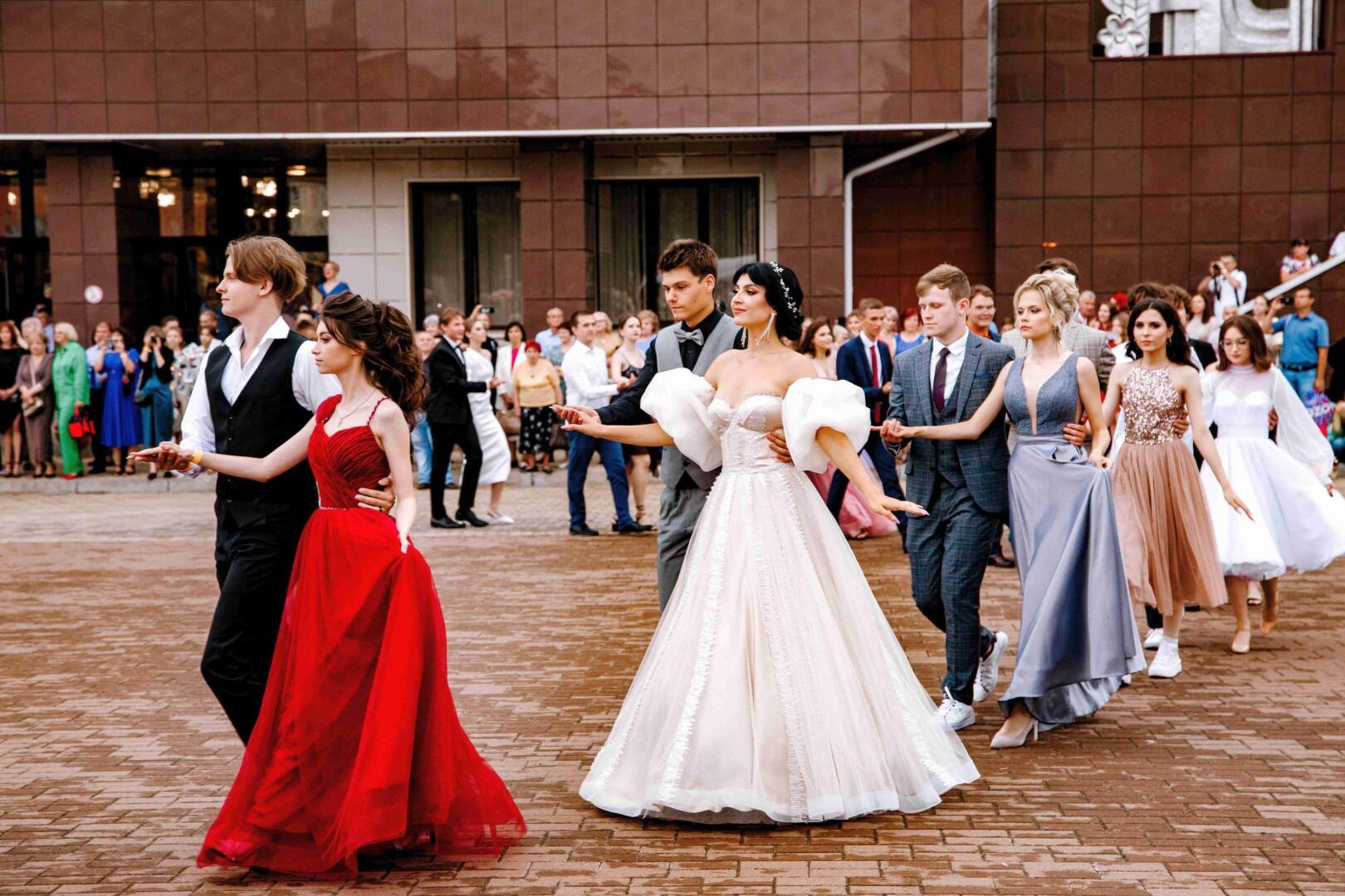 Вместо платьев на выпускной близняшки купили тепловизор и отправили бойцам!