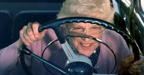 Есть ли запрет в Российском законодательстве для престарелых людей водить машину? Разберемся вместе.