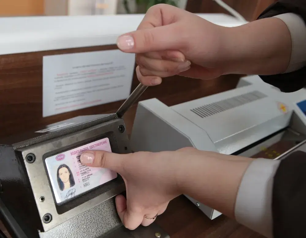 На 15 лет вместо 10? В Госдуме обсуждают увеличение срока действия водительских прав