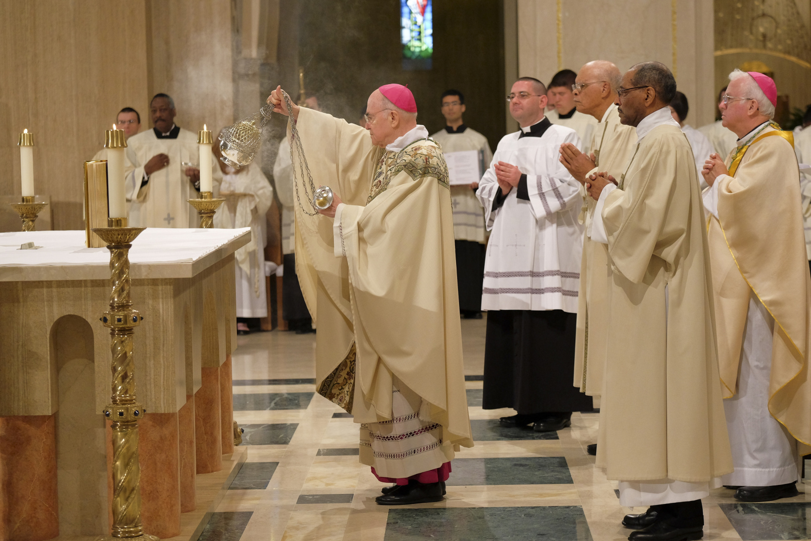 Ватикан отлучил от церкви архиепископа Вигано за отказ признать Папу Франциска