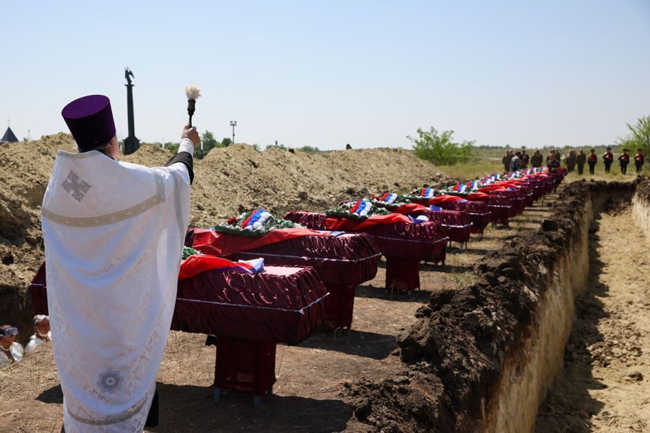 В ЛНР с почестями захоронили 20 неопознанных российских военных..