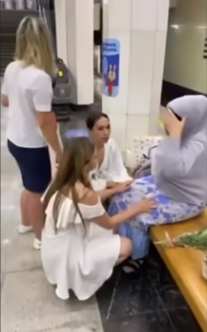 Госдума со своей миграционной политикой скоро доведёт народ до крайностей: В метро женщина с ножом набросилась на покрытую девушку