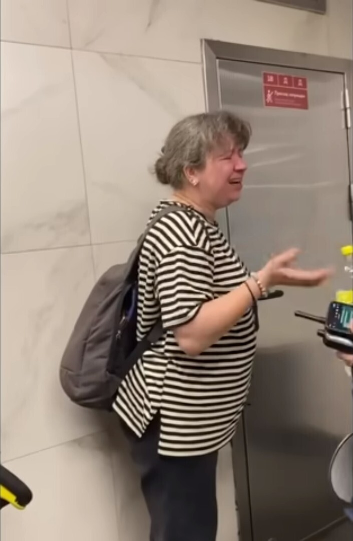 Госдума со своей миграционной политикой скоро доведёт народ до крайностей: В метро женщина с ножом набросилась на покрытую девушку