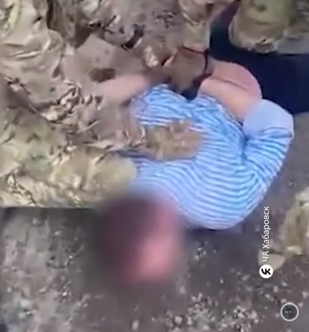 Как оригинально выбить долги: лжеполицейский приехал на разборки с охолощенным пистолетом и фальшивыми наркотиками, которые хотел подкинуть должникам