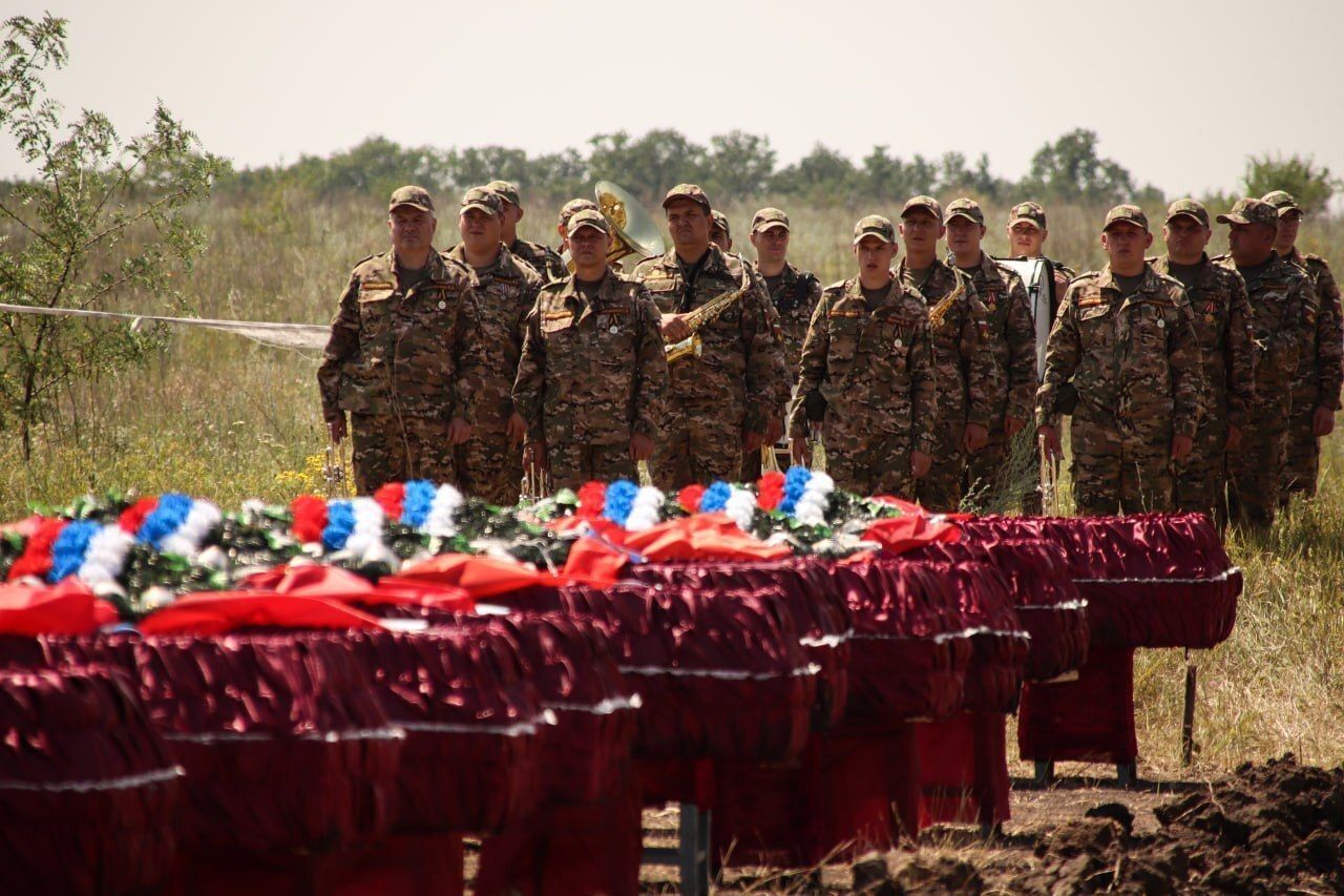 В ЛНР с почестями захоронили 20 неопознанных российских военных..