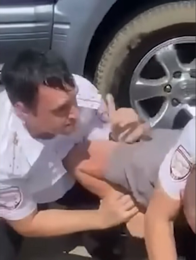 "Стой, стрелять буду": Полицейский запрыгнул в машину и задержал лихача за рулем, едва не передавившего отдыхающих на пляже