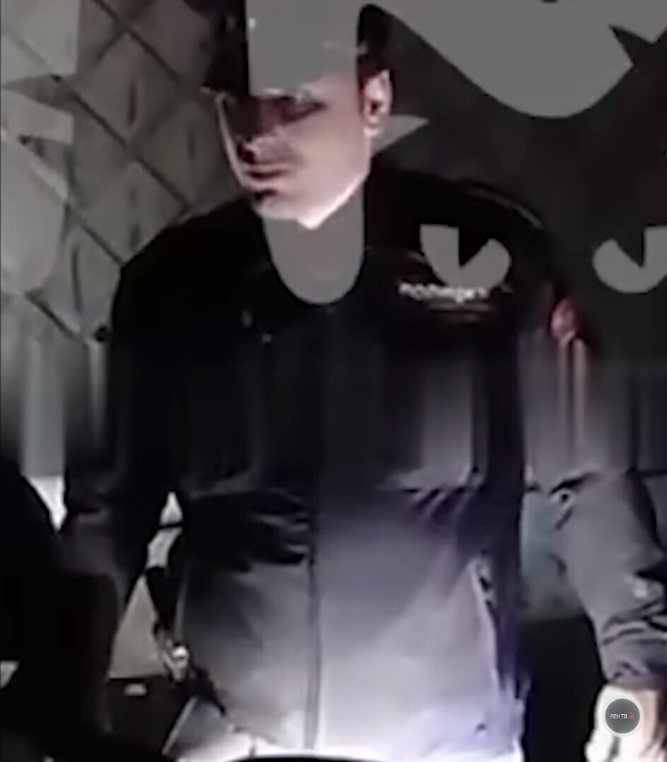 Как оригинально выбить долги: лжеполицейский приехал на разборки с охолощенным пистолетом и фальшивыми наркотиками, которые хотел подкинуть должникам