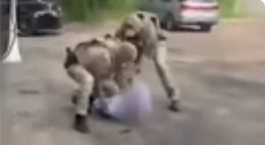 Как оригинально выбить долги: лжеполицейский приехал на разборки с охолощенным пистолетом и фальшивыми наркотиками, которые хотел подкинуть должникам