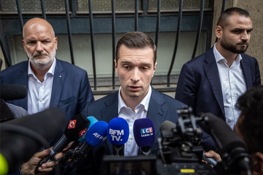 Разделенная Франция вступила на неизведанную политическую территорию после исторического голосования