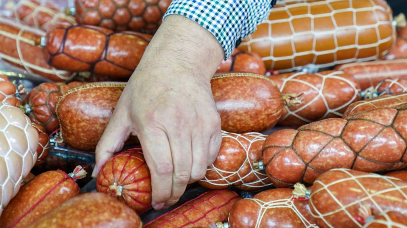 Какую запрещенную добавку стали применять производители мяса и молока в России?