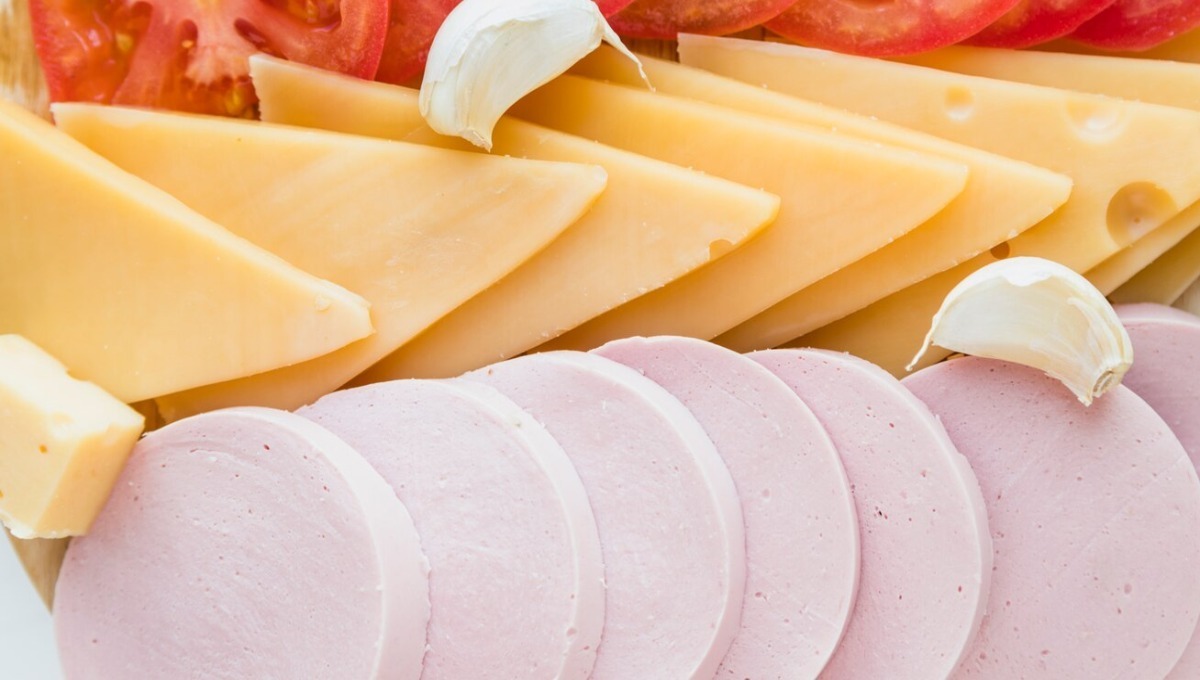 Какую запрещенную добавку стали применять производители мяса и молока в России?