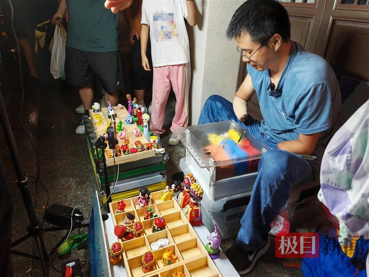 Безрукий человек делает глиняные фигурки, чтобы прокормить свою семью в Чэнду