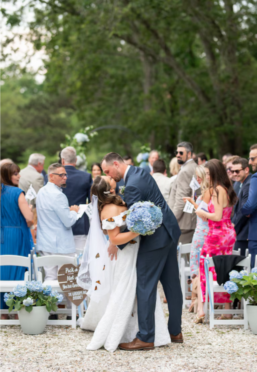 Бабочки на свадьбе растрогали невесту до слез. Вскоре плакали и незнакомцы