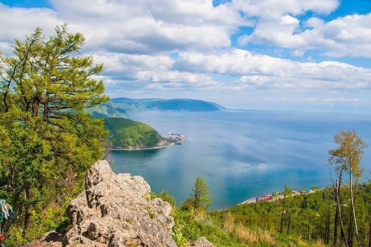 Листвянка, это место где дочь Ангара убегает от отца Байкала