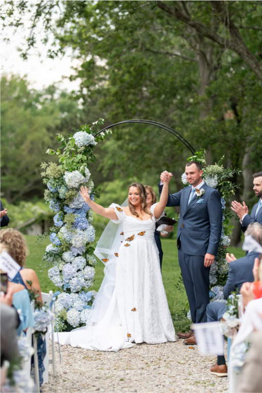 Бабочки на свадьбе растрогали невесту до слез. Вскоре плакали и незнакомцы