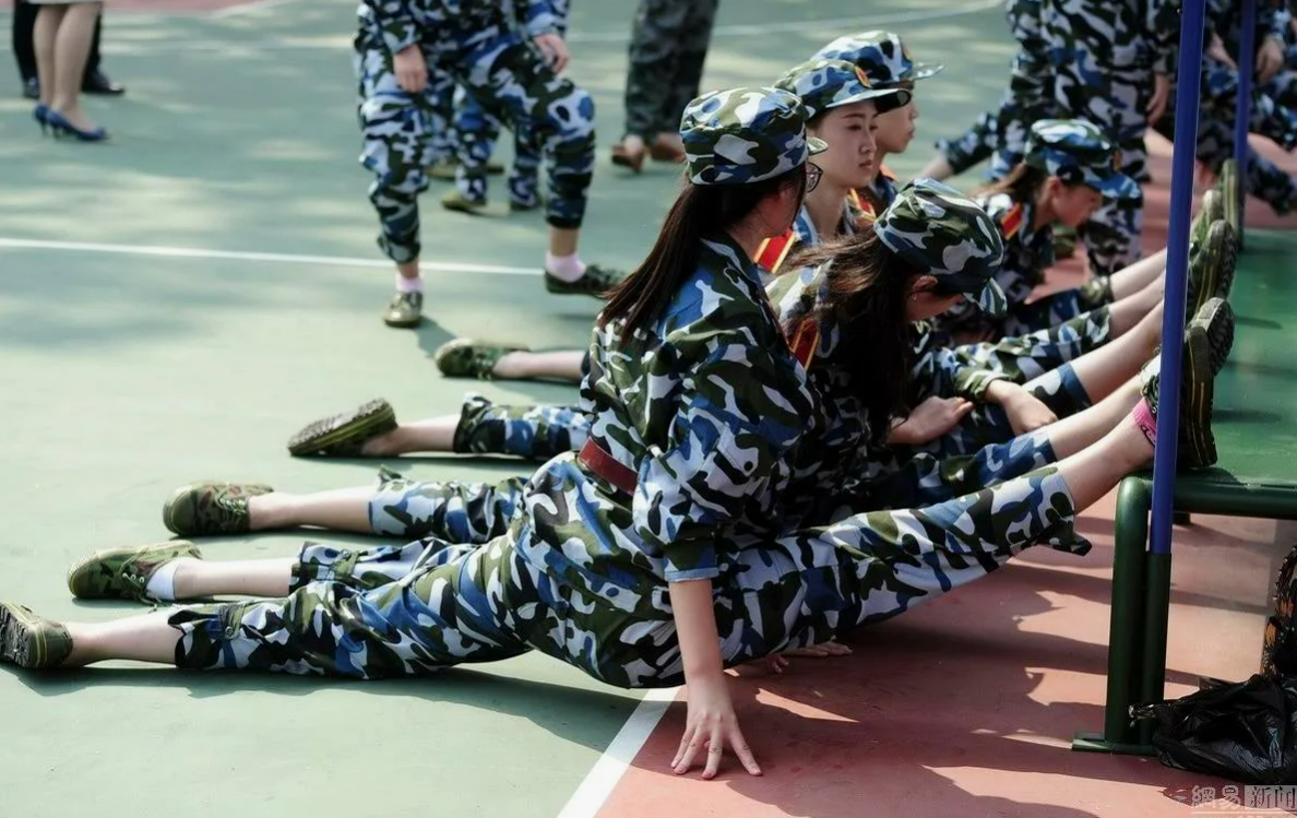 Гвозди бы делать из этих девушек! Через что приходится проходить стюардессам в Китае во время подготовки?