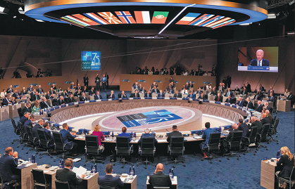 Китай критикует «менталитет холодной войны» НАТО