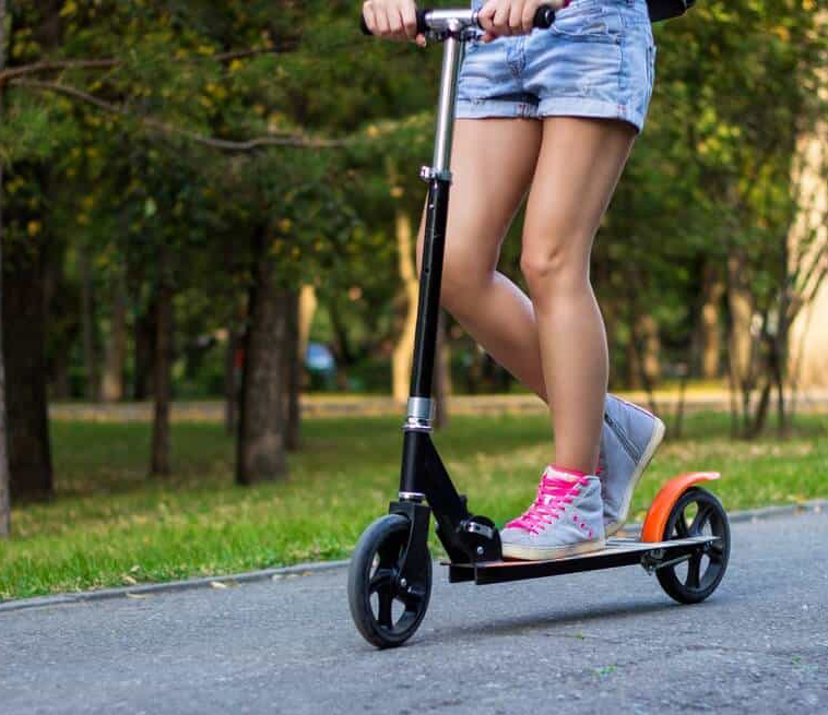 Самокатчику дал в ухо, а он оказался недовольным