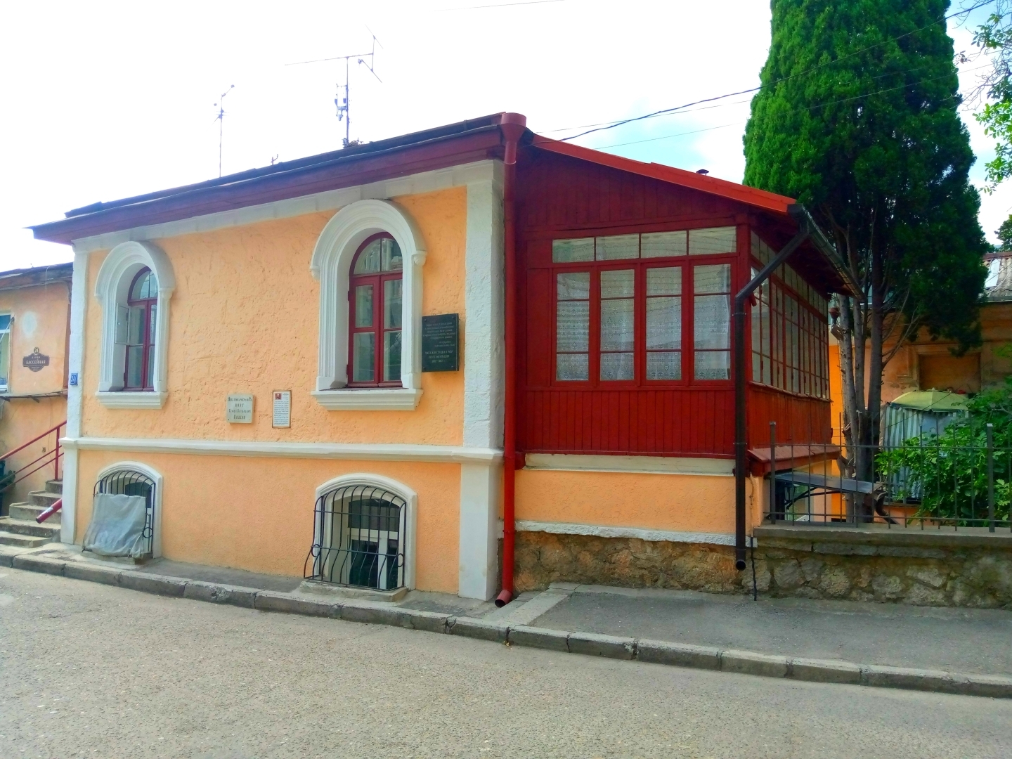 Забытый кумир молодёжи России: Как великого человека убила критика завистников. Его последнее пристанище в Ялте (фото)