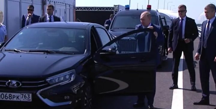 «АвтоВАЗ» бизнес-класса: На чем Владимир Путин приехал на открытие трассы М-11?
