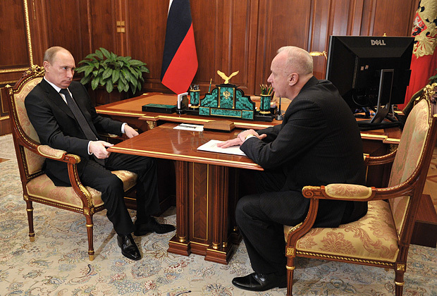 Родился в Пскове, Доктор юридических наук. Когда учился в ЛГУ, был старостой группы, где учился и В.В. Путин. Его знают все! А вы узнали?