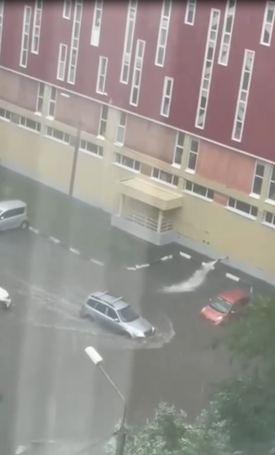 Омск ушел под воду — на город обрушился мощный ливень.