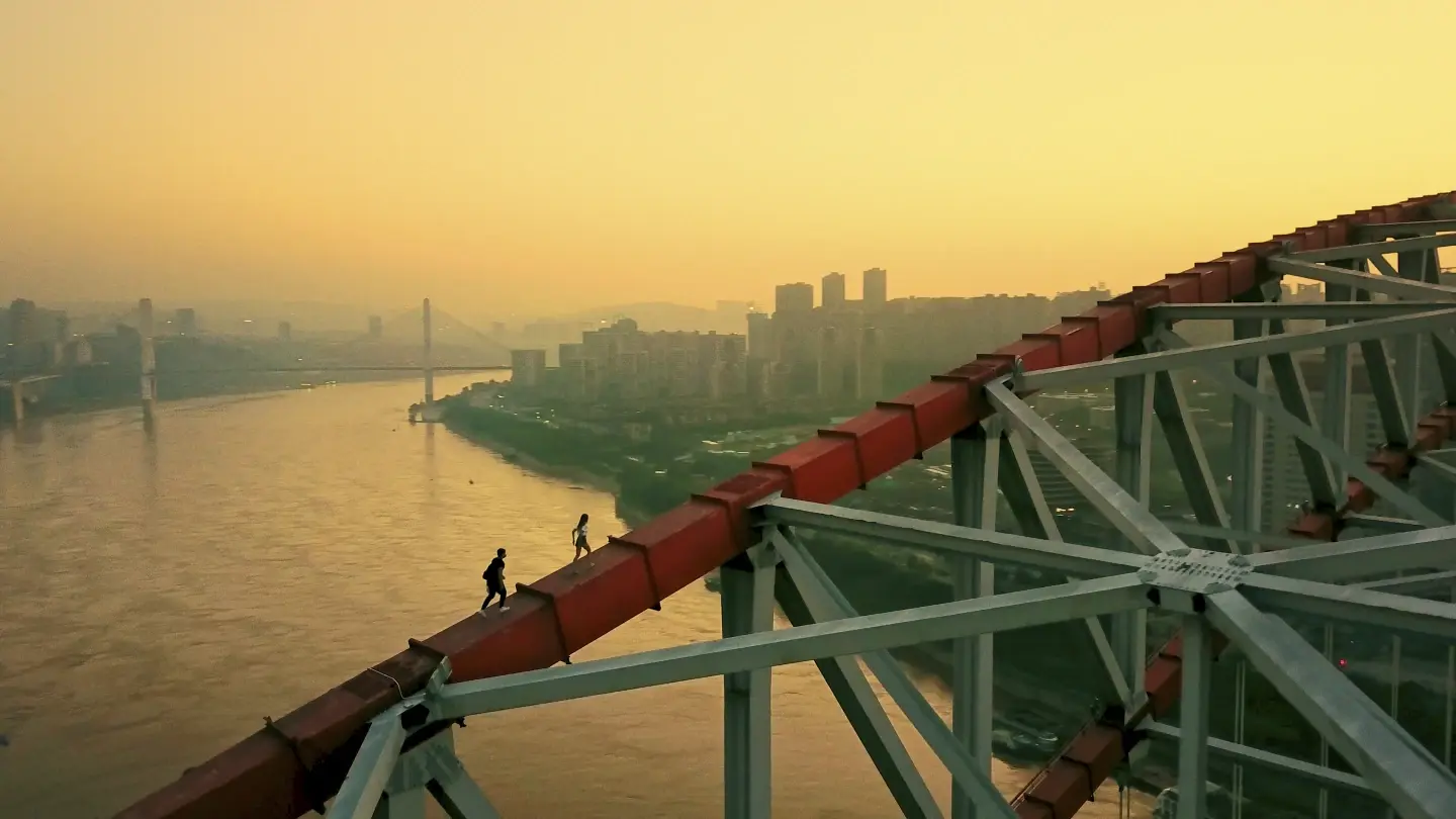 Рецензия на фильм: В поисках любви и последователей на городских высотах в фильме «Скайуокеры: История любви»