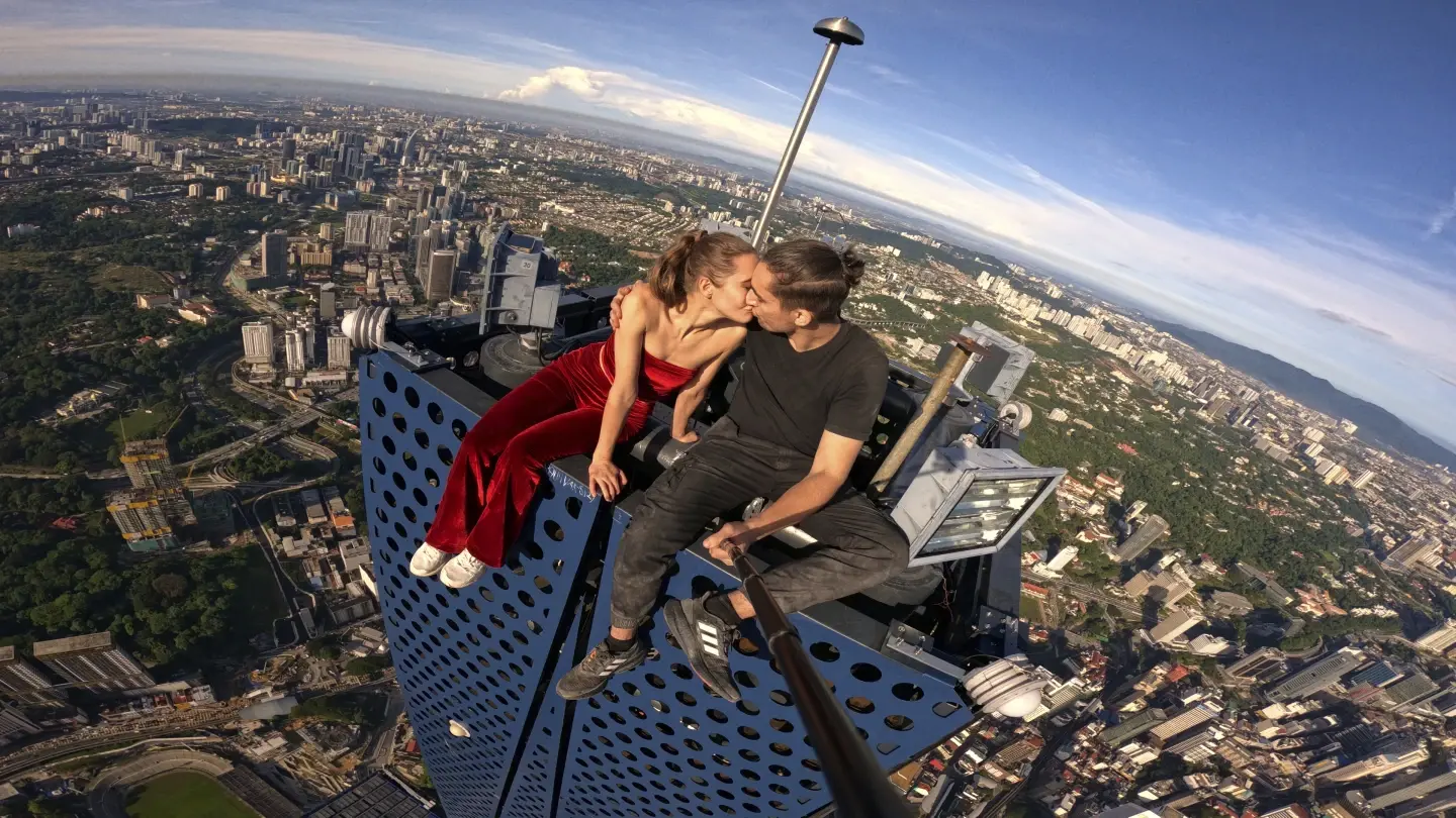 Рецензия на фильм: В поисках любви и последователей на городских высотах в фильме «Скайуокеры: История любви»