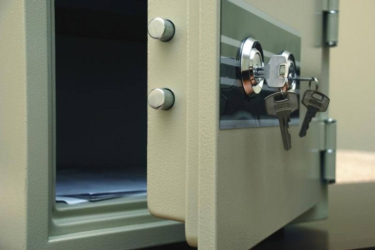 В Москве 33-летний айтишник бухал у себя дома с незнакомками, после чего у него пропали 4 миллиона рублей.