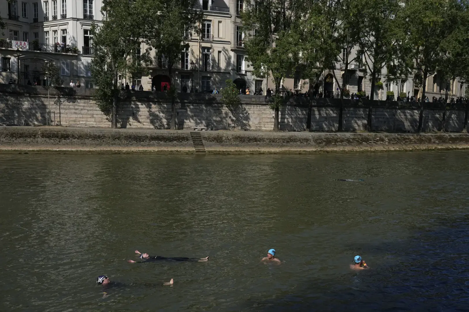 Мэр Парижа окунулся в реку Сену, чтобы продемонстрировать ее повышенную чистоту перед олимпийскими соревнованиями