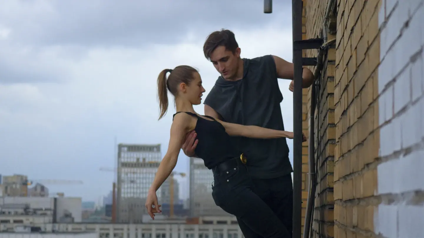 Рецензия на фильм: В поисках любви и последователей на городских высотах в фильме «Скайуокеры: История любви»