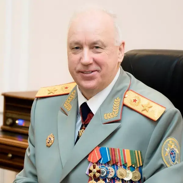 Родился в Пскове, Доктор юридических наук. Когда учился в ЛГУ, был старостой группы, где учился и В.В. Путин. Его знают все! А вы узнали?