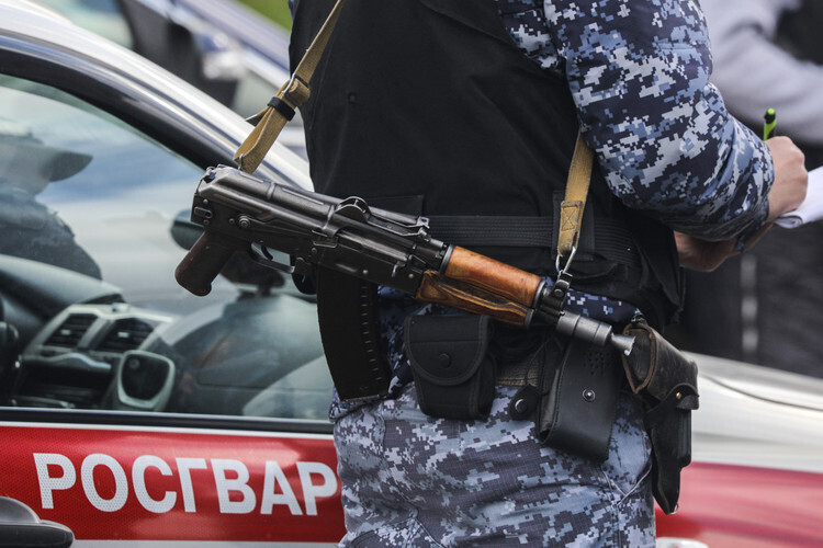 Росгвардия предлагает вооружать чиновников ЦБ. За и против