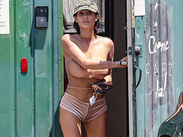 29-летней жене Канье Уэста грозит полгода тюрьмы за публичное обнажение