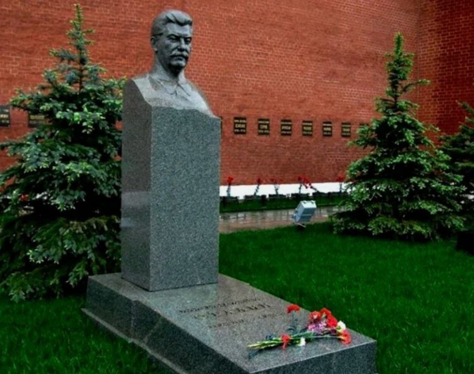 Кремлёвский некрополь: иерархия упокоения советских времён