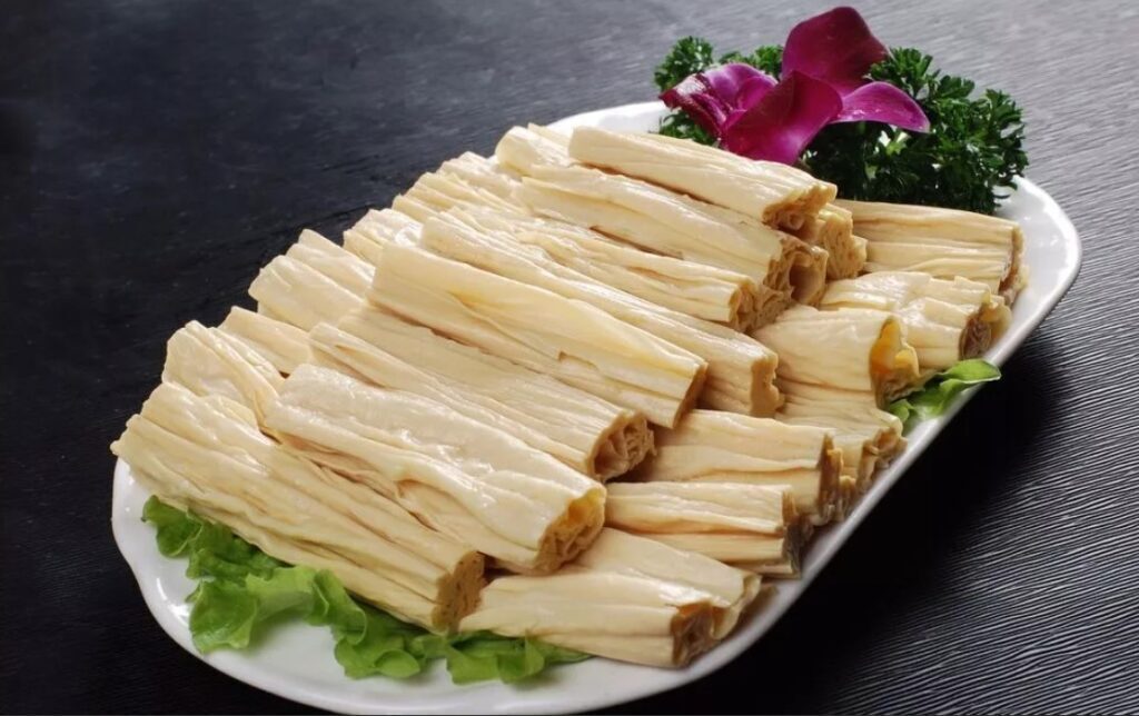 Как делается одна из популярнейших закусок - соевая спаржа? Вы будете удивлены